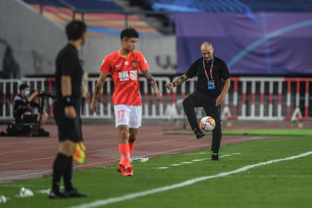 弗格投篮碰到徐杰脸部 杨鸣对着闫军贴脸输出